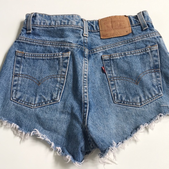 High waisted VINTAGE levis denim shorts - Picture 2 of 3